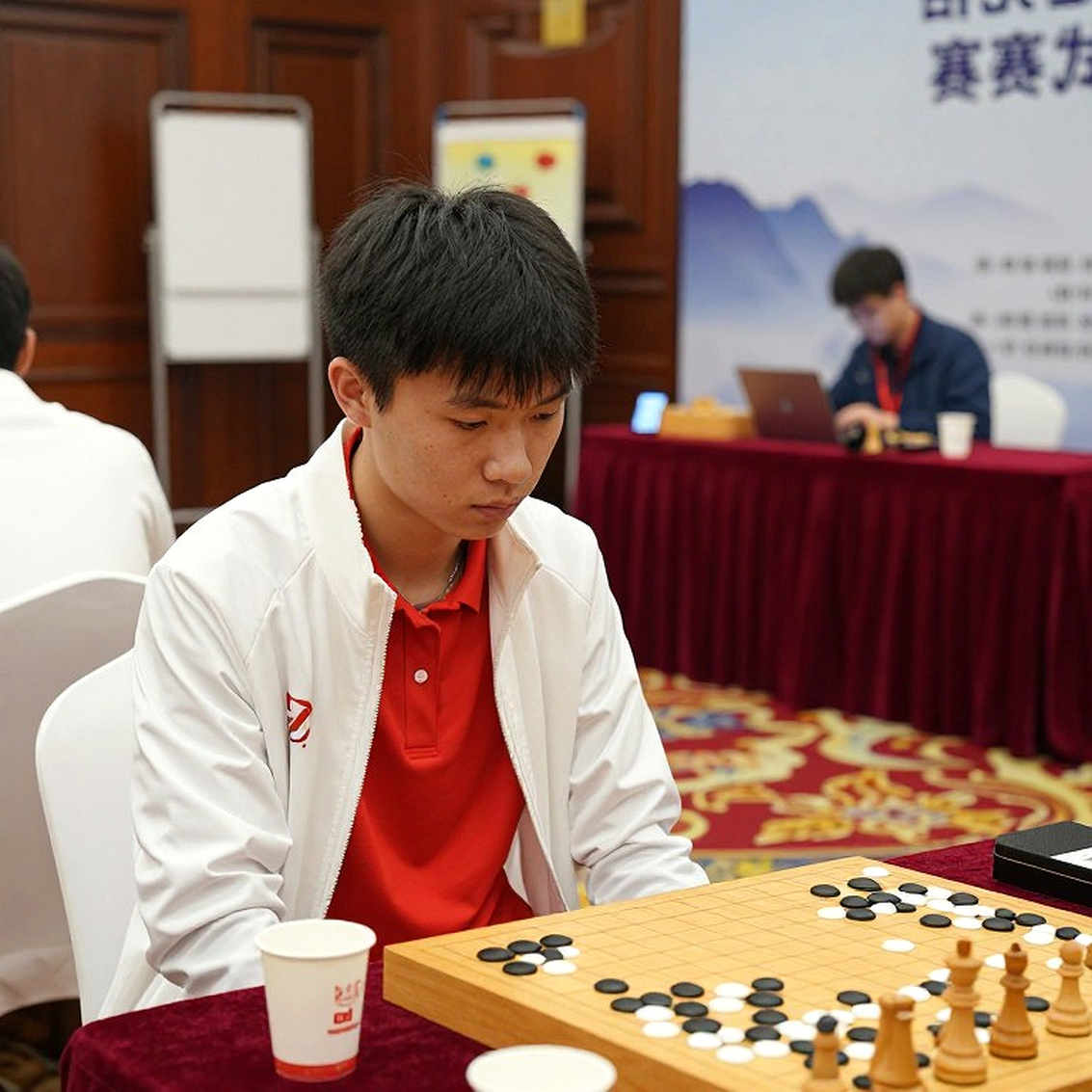 एक हेडलाइन, दो विफलताएं: FIDE अध्यक्ष के गलत नाम और FRITZ 20 के विज्ञापन वाली 'खबर' की ऑडिट रिपोर्ट